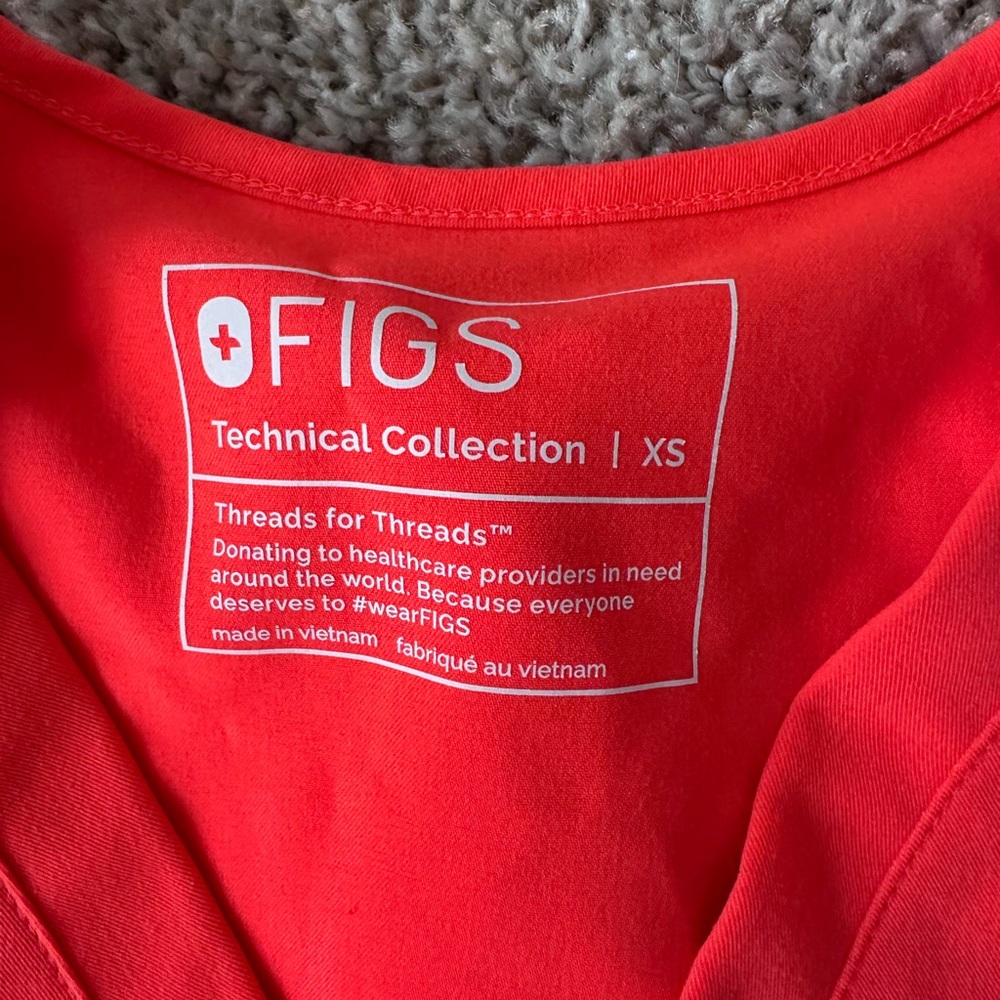 FIGS “Fiery Coral Catarina” One-Pocket Scrubs Top - Picture 4 of 5